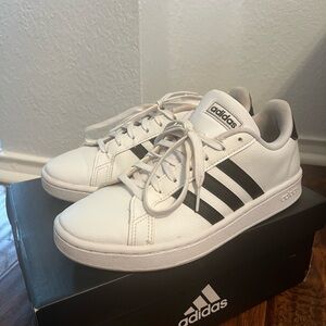 Grand court tennis shoes